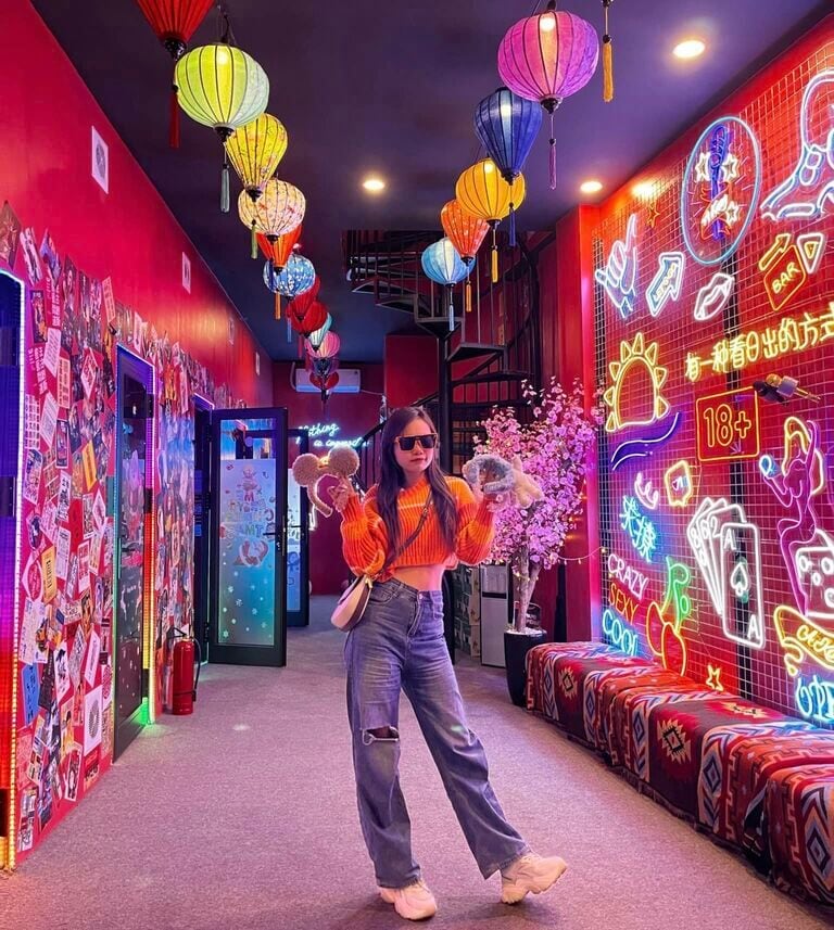 Hội ngộ ca hát cùng bạn bè tại A Kang với phong cách đậm chất Hong Kong